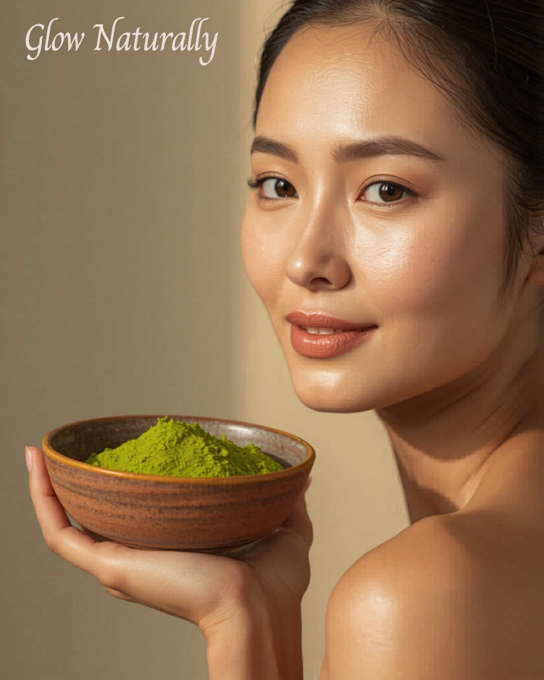 Beneficios del té matcha para la piel - mujer con bowl de matcha - Kumiko Skincare Chile